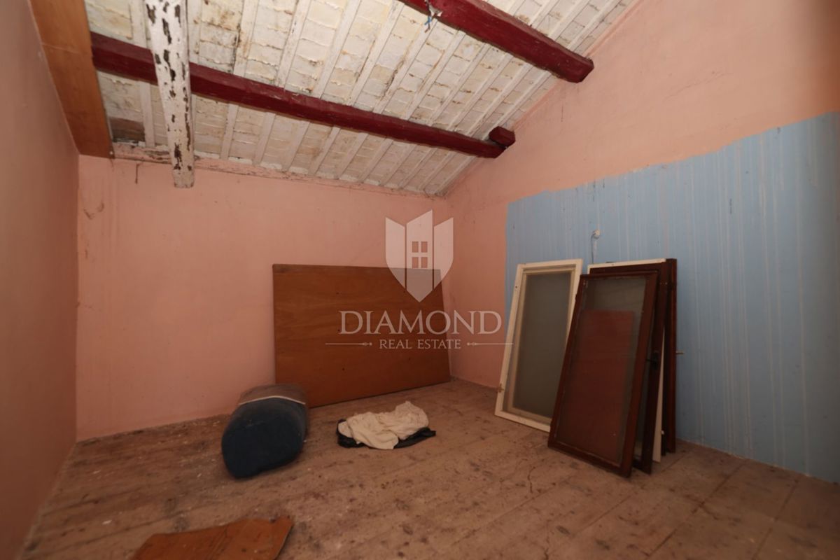 Bale, dintorni, casa in pietra da ristrutturare con ampio cortile