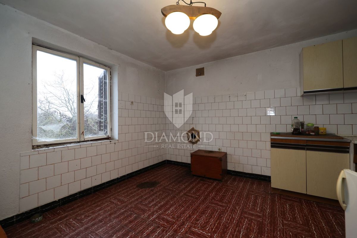 Bale, dintorni, casa in pietra da ristrutturare con ampio cortile