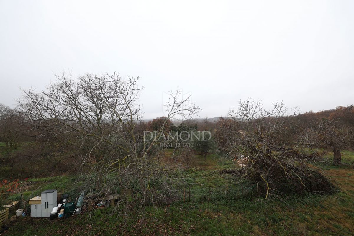 Bale, dintorni, casa in pietra da ristrutturare con ampio cortile