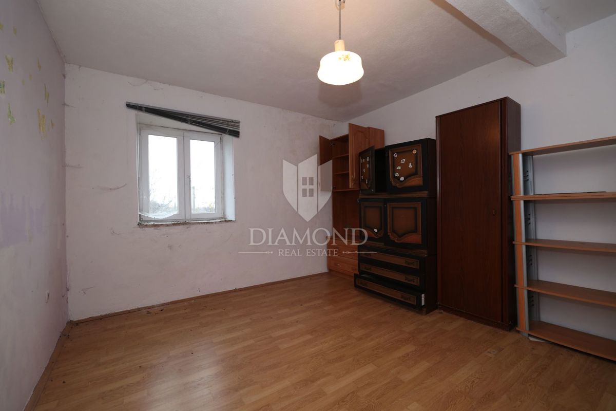 Bale, dintorni, casa in pietra da ristrutturare con ampio cortile