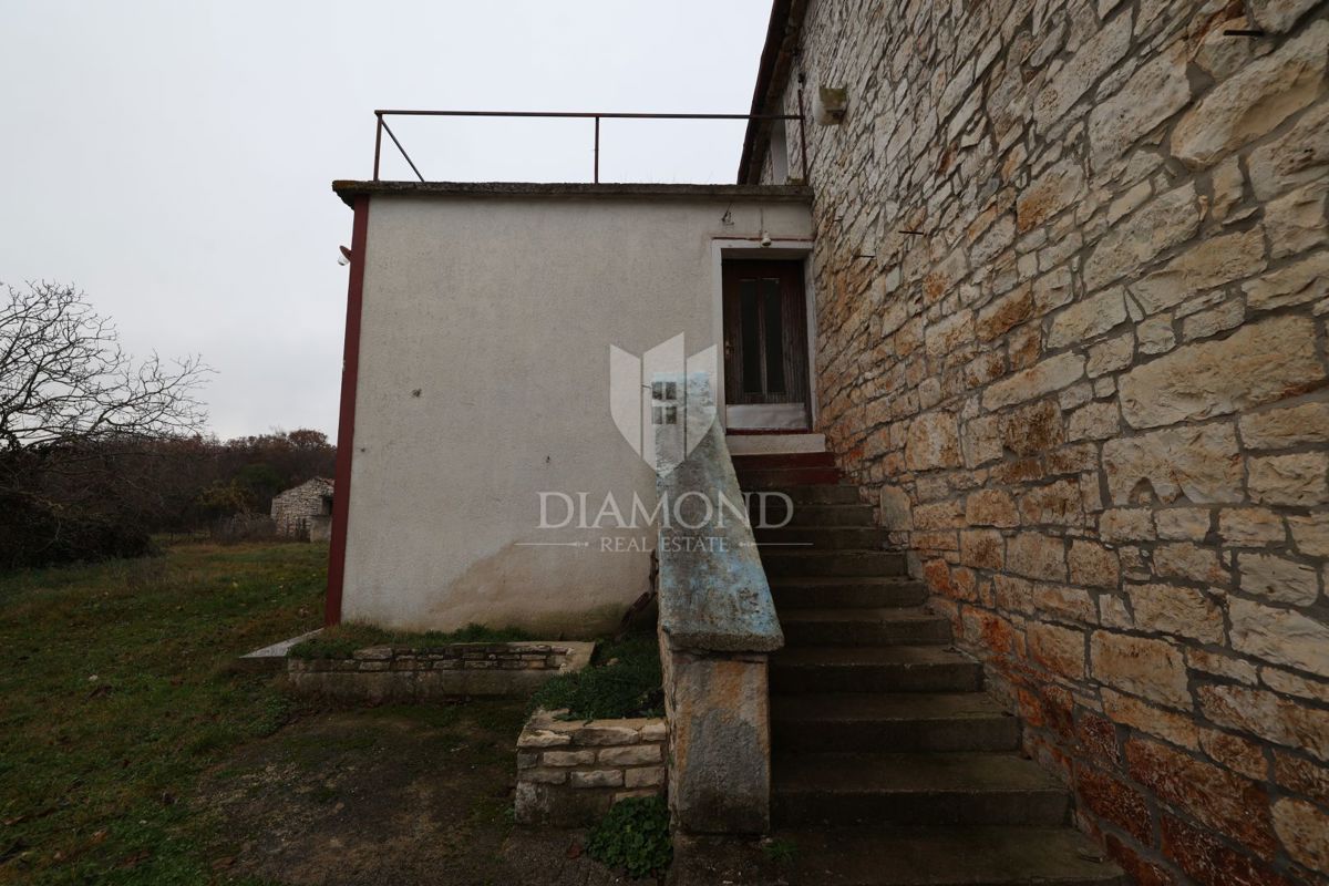 Bale, dintorni, casa in pietra da ristrutturare con ampio cortile