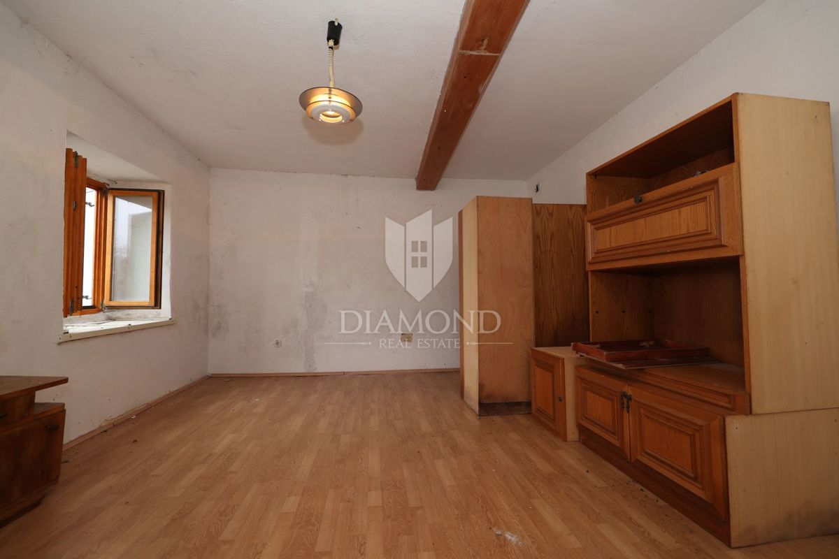 Bale, dintorni, casa in pietra da ristrutturare con ampio cortile