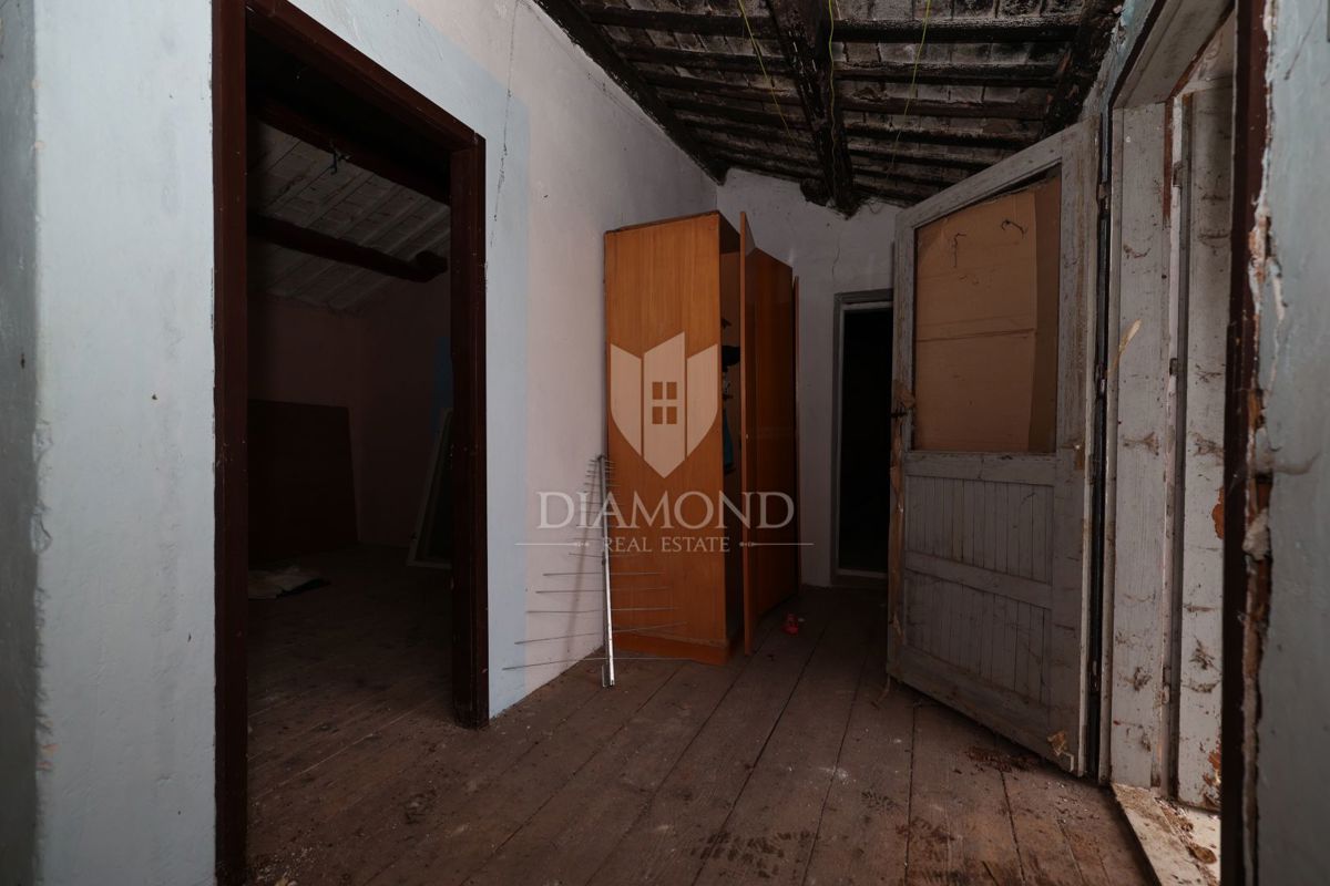 Bale, dintorni, casa in pietra da ristrutturare con ampio cortile