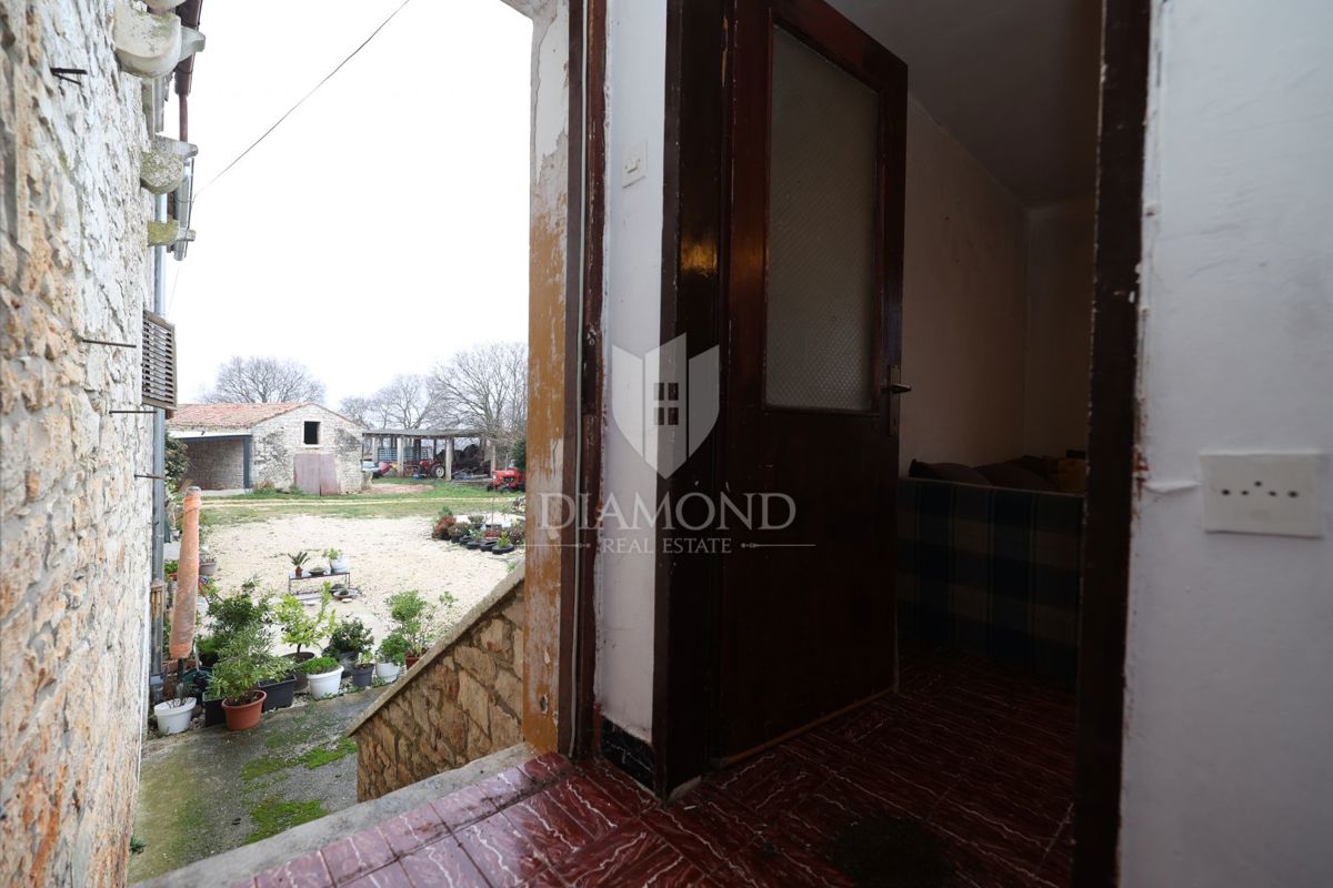 Bale, dintorni, casa in pietra da ristrutturare con ampio cortile