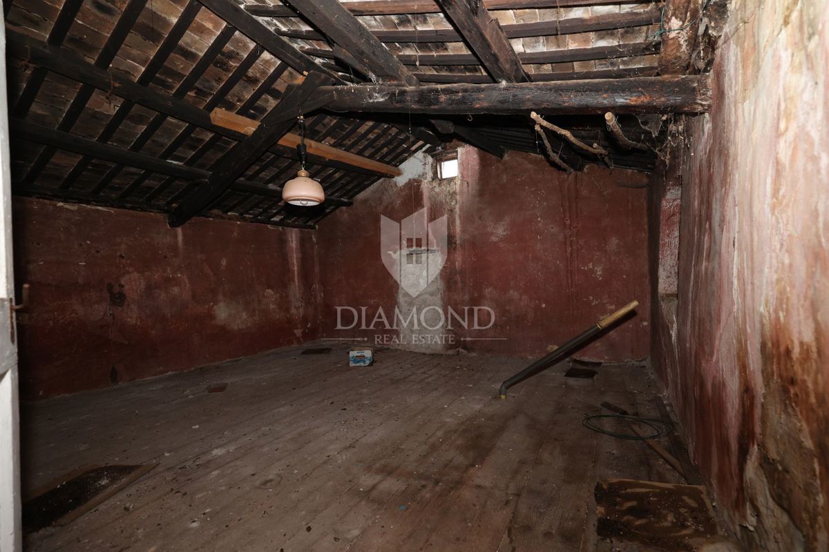 Bale, dintorni, casa in pietra da ristrutturare con ampio cortile