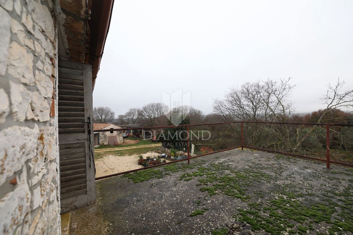 Bale, dintorni, casa in pietra da ristrutturare con ampio cortile