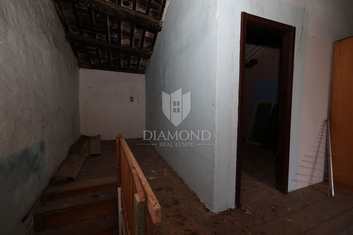 Bale, dintorni, casa in pietra da ristrutturare con ampio cortile