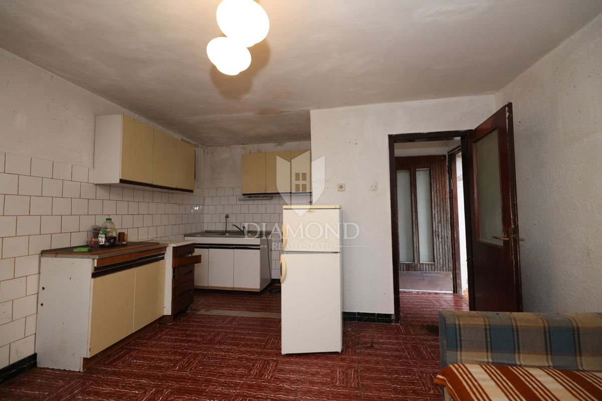 Bale, dintorni, casa in pietra da ristrutturare con ampio cortile