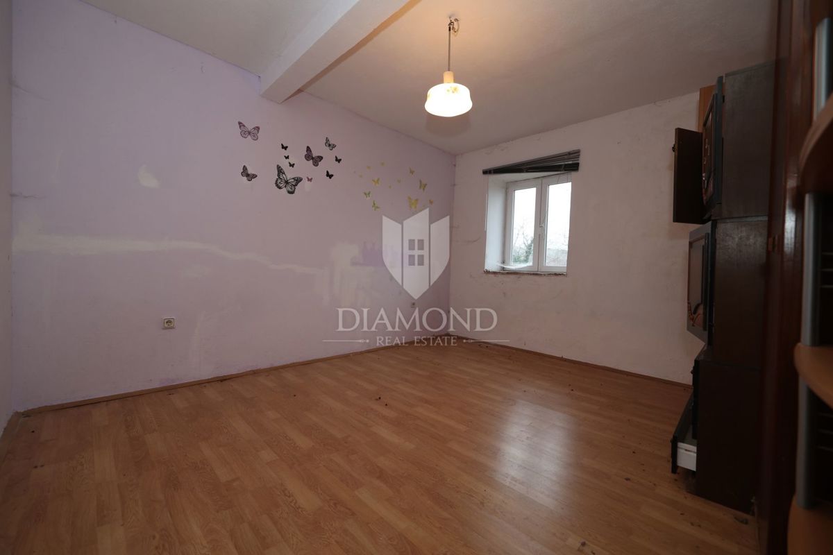 Bale, dintorni, casa in pietra da ristrutturare con ampio cortile