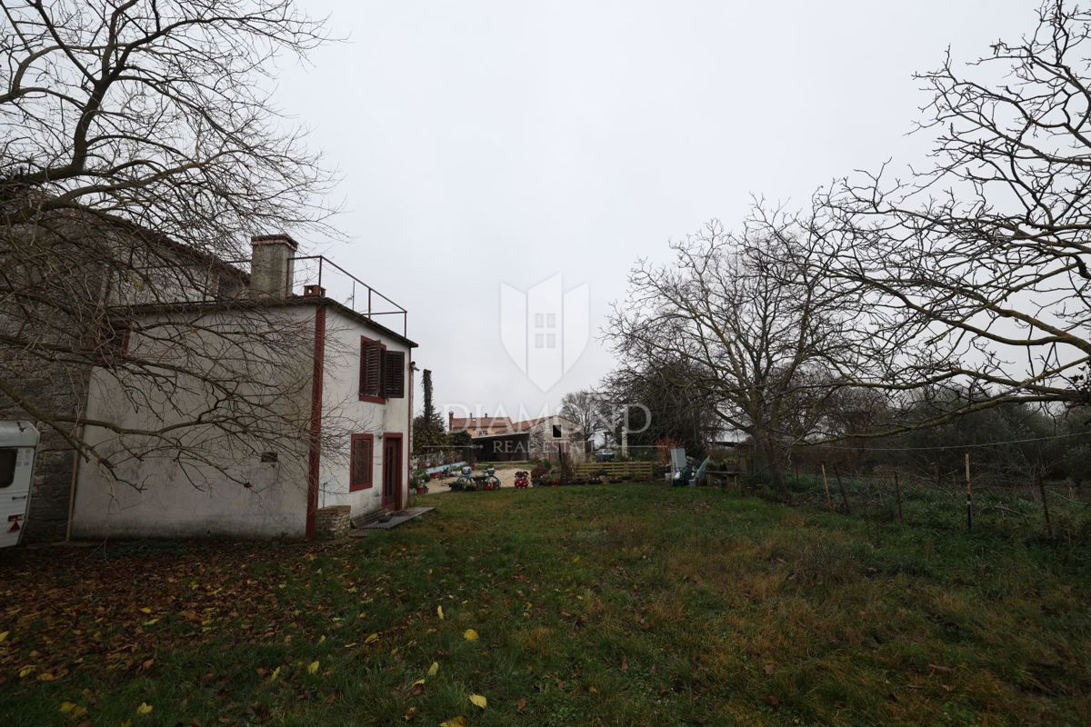 Bale, dintorni, casa in pietra da ristrutturare con ampio cortile