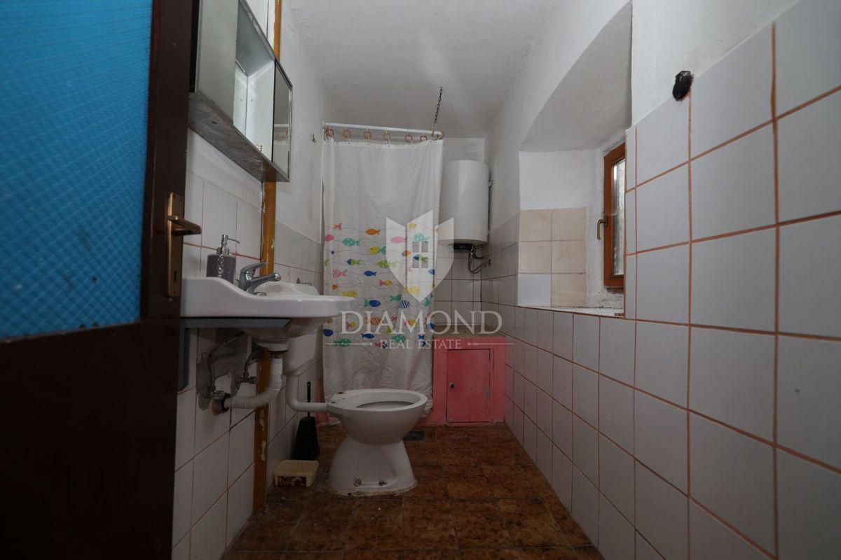 Bale, dintorni, casa in pietra da ristrutturare con ampio cortile