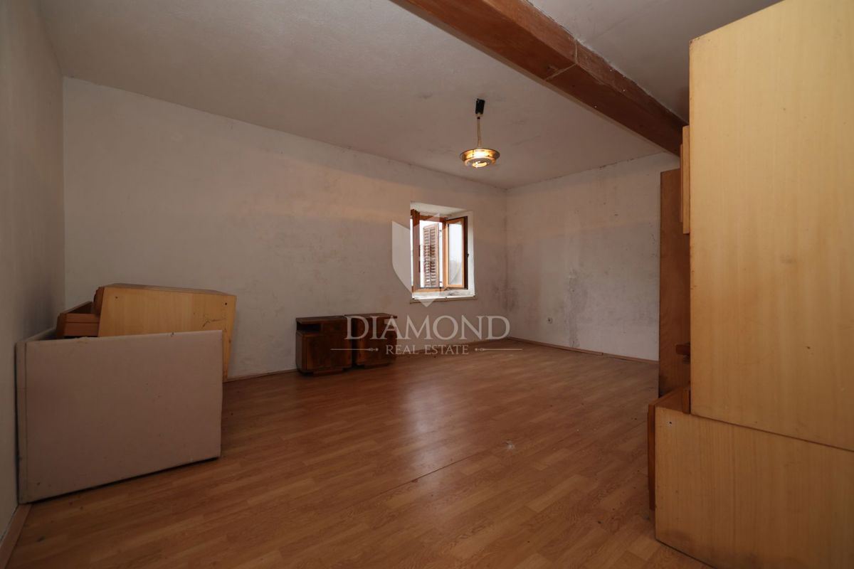 Bale, dintorni, casa in pietra da ristrutturare con ampio cortile