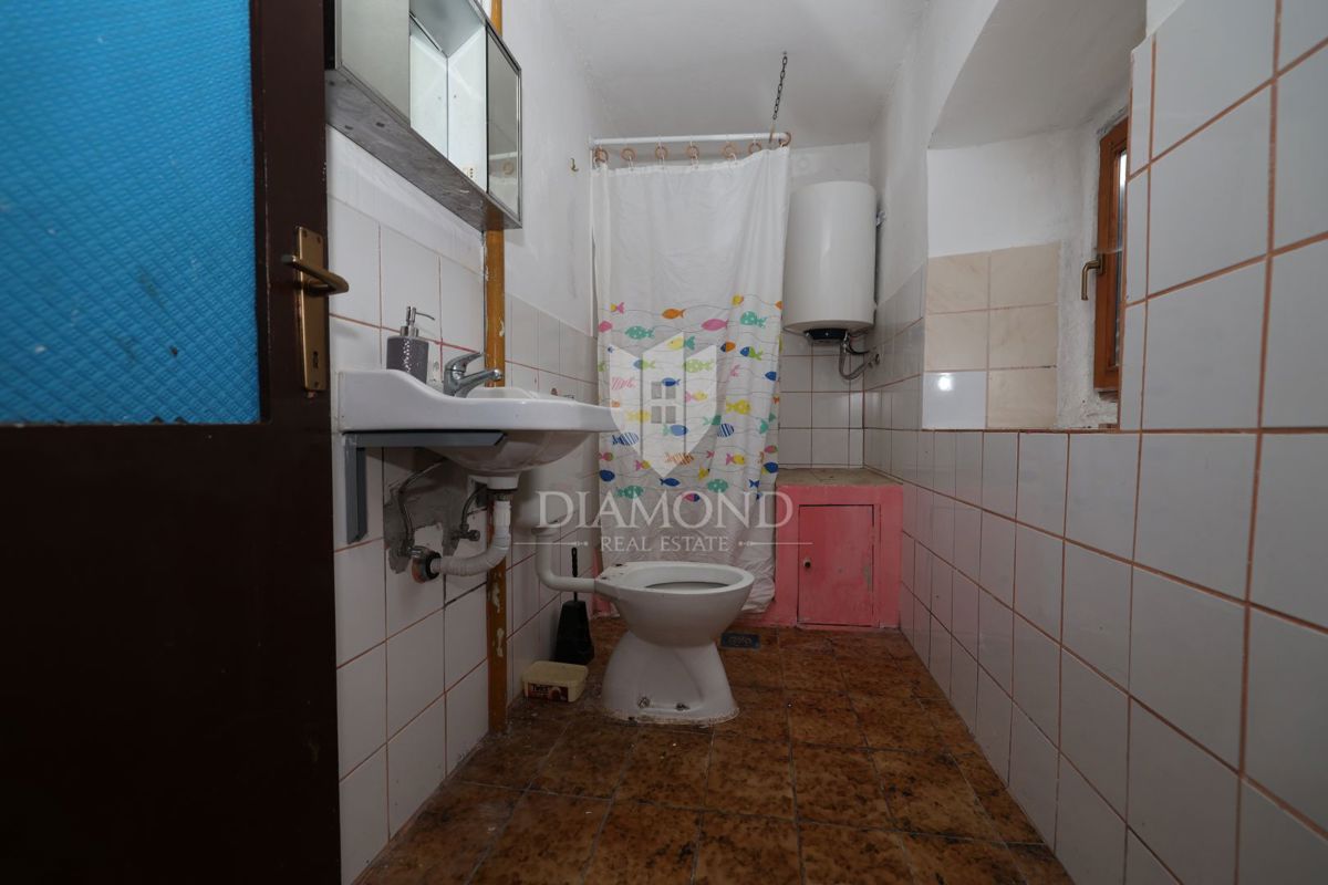 Bale, dintorni, casa in pietra da ristrutturare con ampio cortile