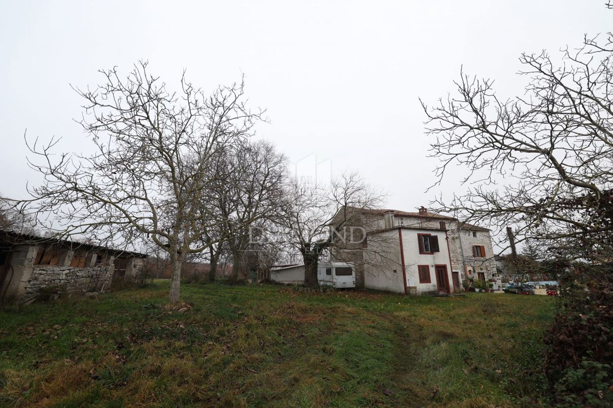 Bale, dintorni, casa in pietra da ristrutturare con ampio cortile