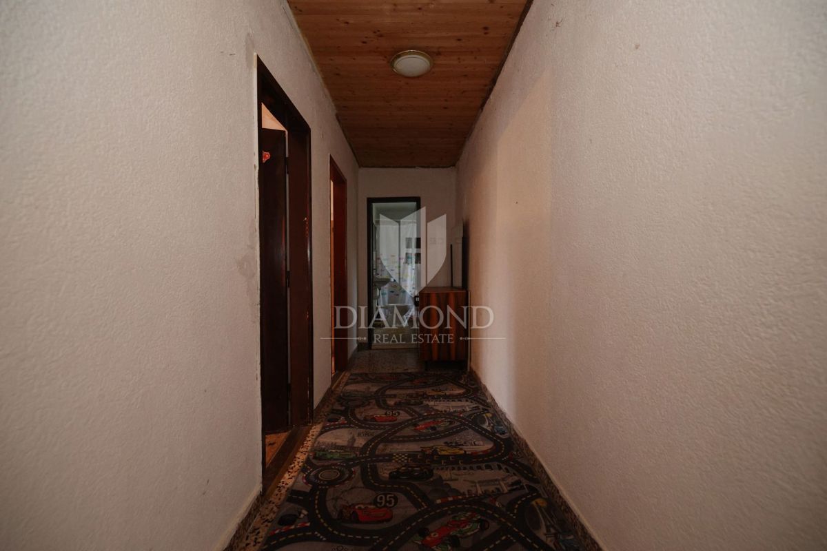 Bale, dintorni, casa in pietra da ristrutturare con ampio cortile