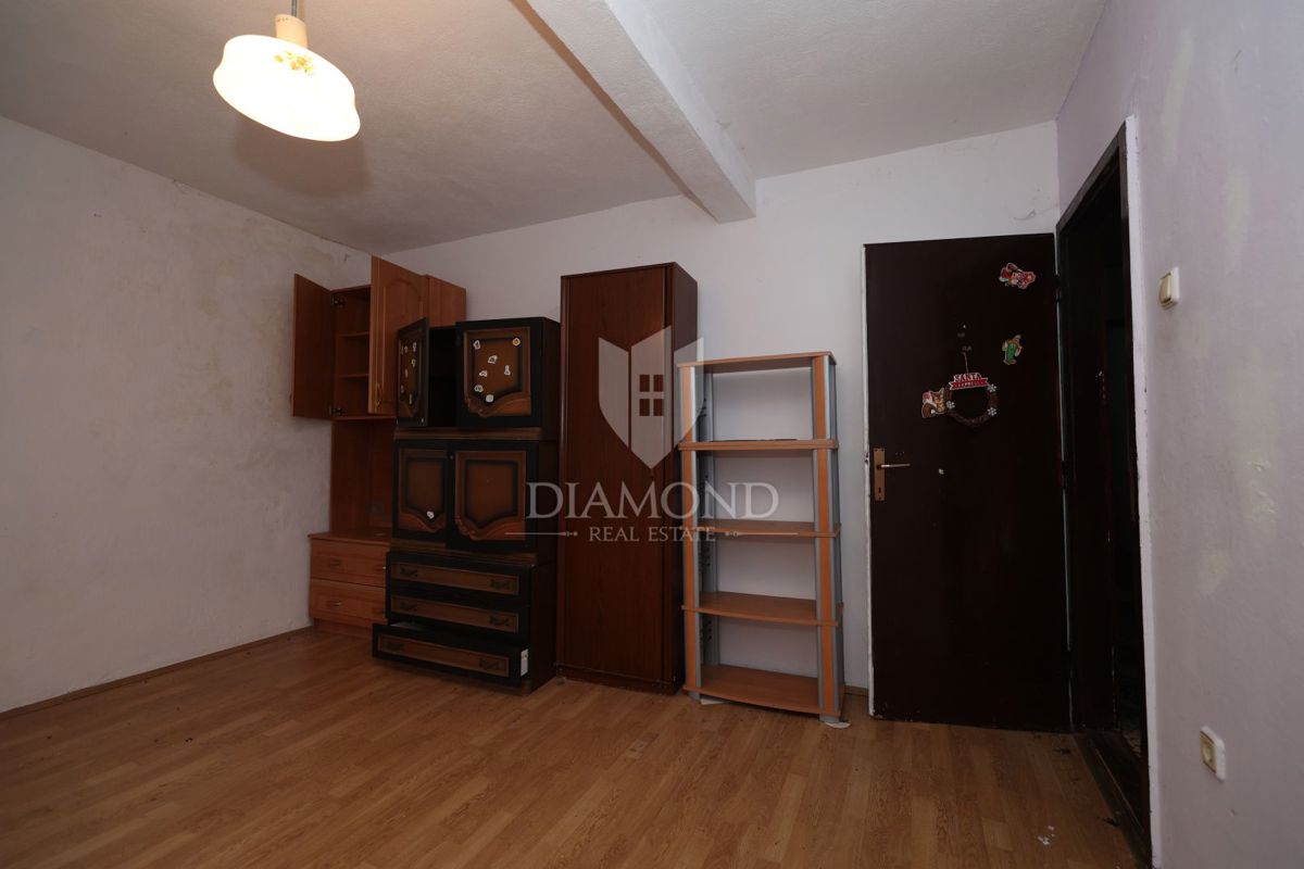 Bale, dintorni, casa in pietra da ristrutturare con ampio cortile