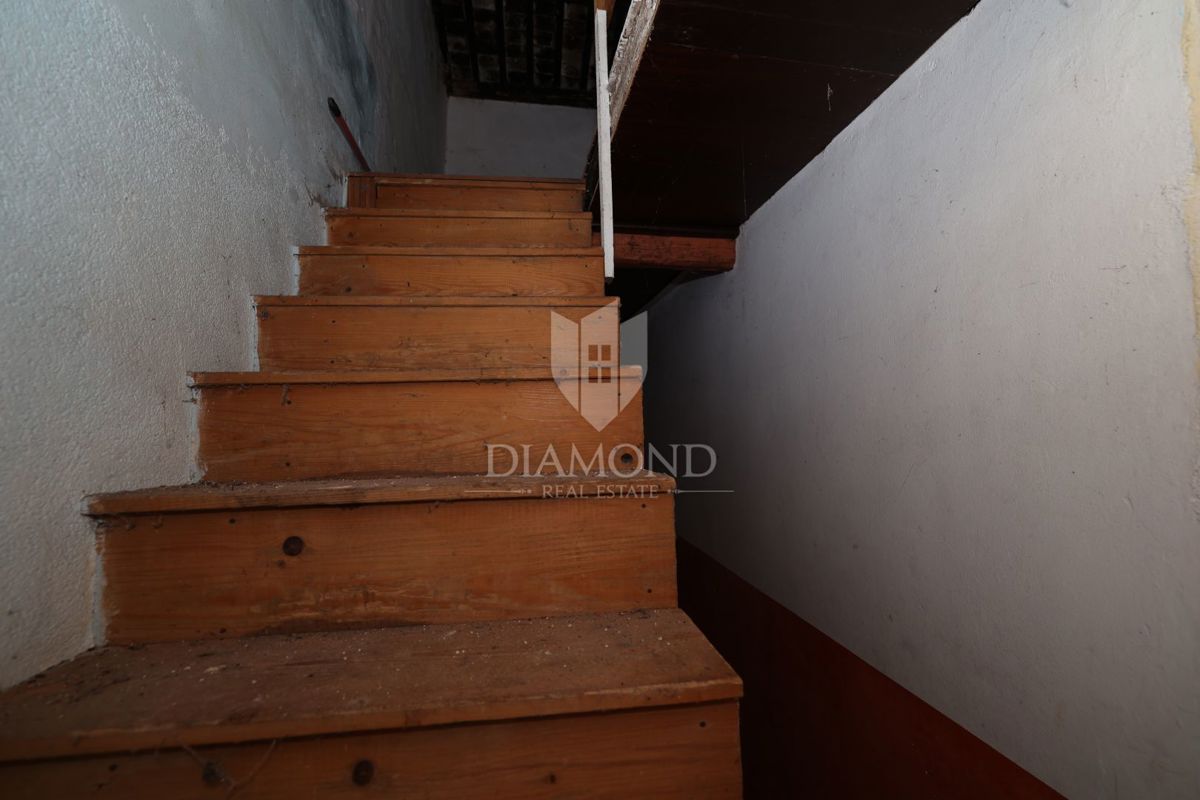 Bale, dintorni, casa in pietra da ristrutturare con ampio cortile