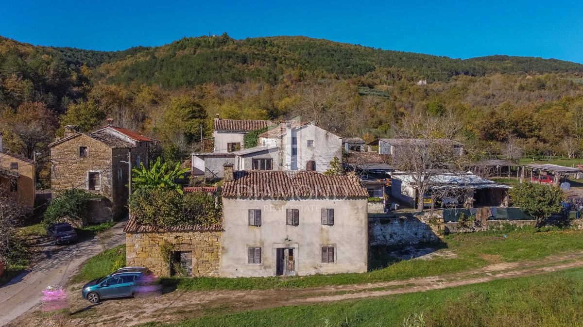 Montona, dintorni - casa in pietra con tante possibilità!