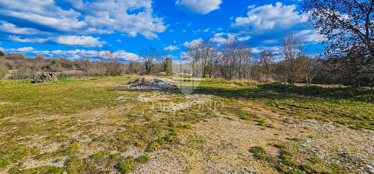 Buie, splendido terreno di 1020 m² in posizione tranquilla!