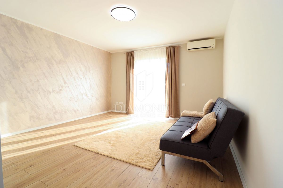 Rovigno, appartamento con due camere da letto e balcone a 100 metri dal mare