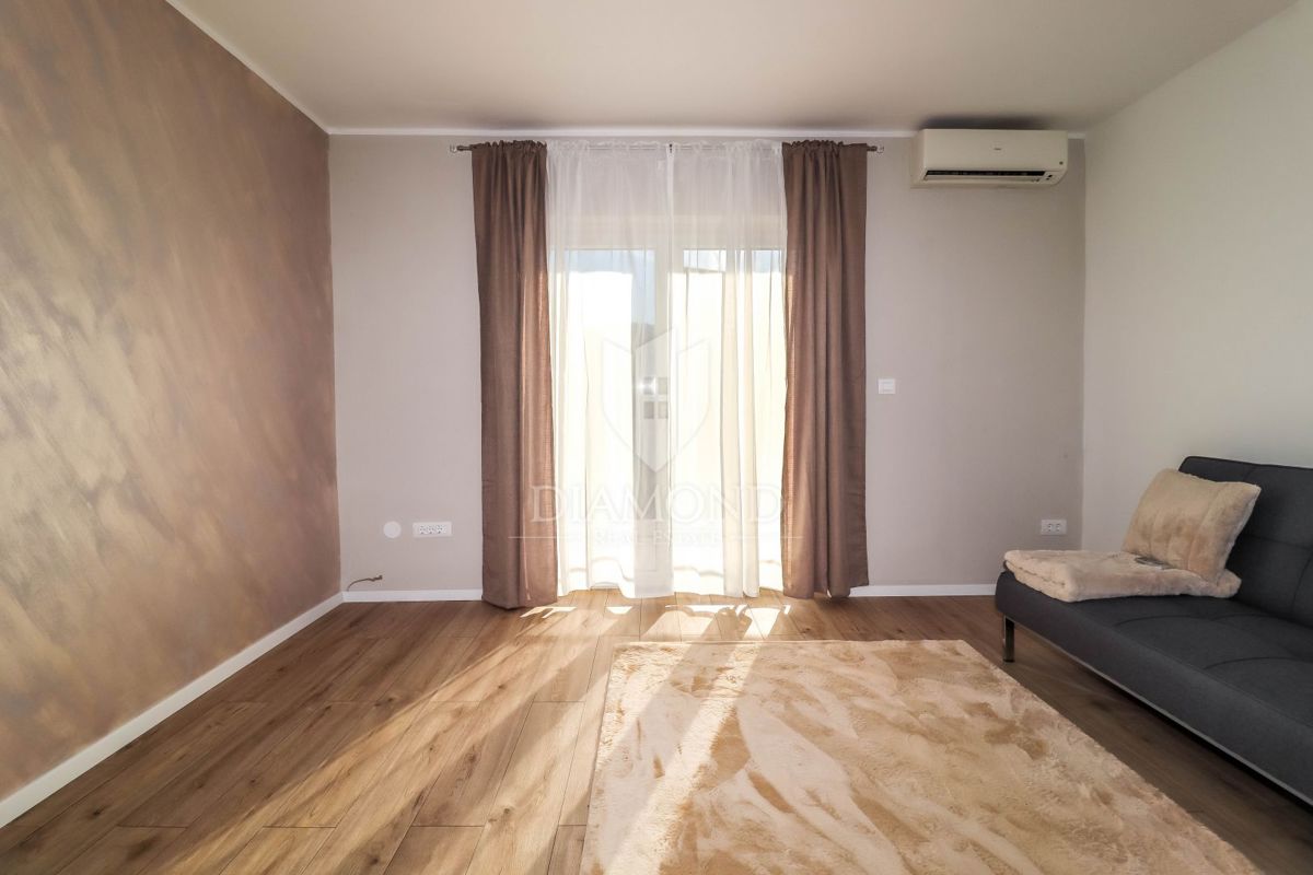 Rovigno, appartamento con due camere da letto e balcone a 100 metri dal mare