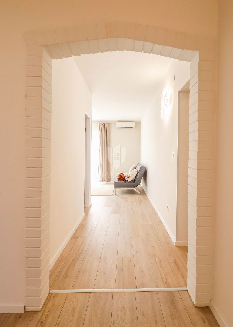 Rovigno, appartamento con due camere da letto e balcone a 100 metri dal mare