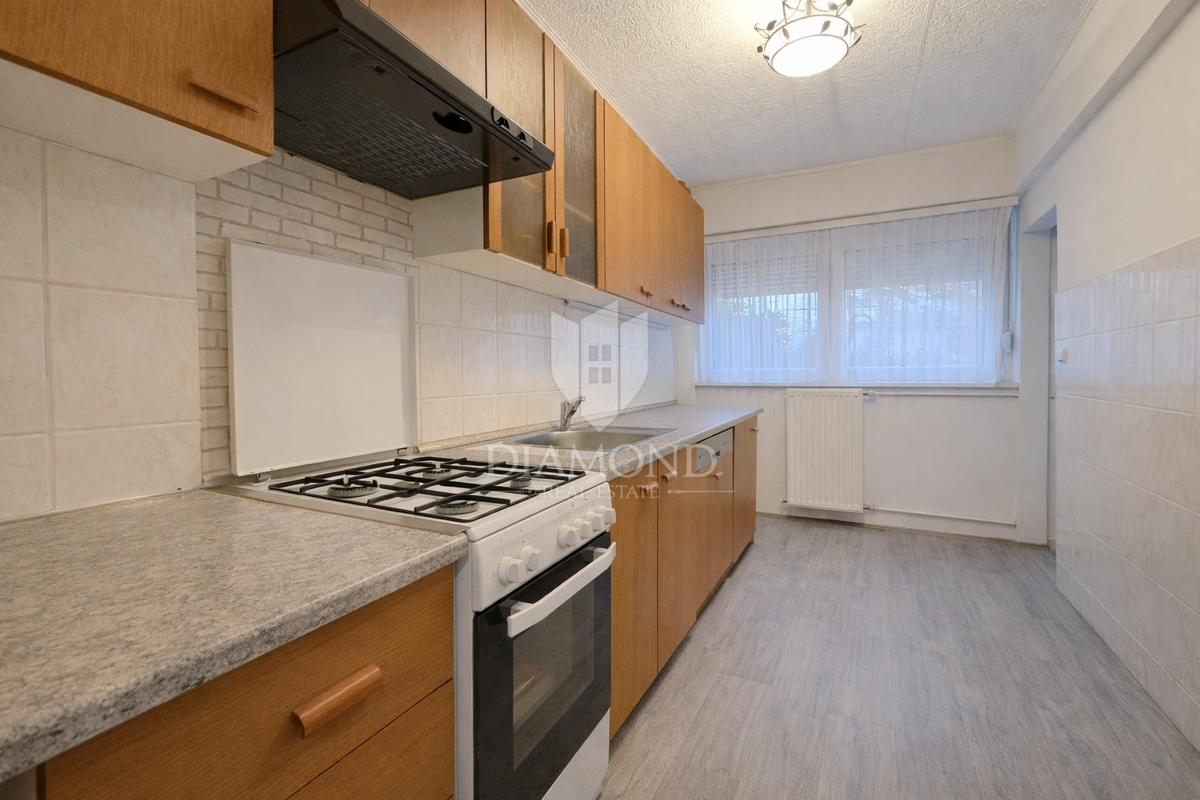 Zagabria, Sesvete! Appartamento con tre camere da letto e ampio giardino!