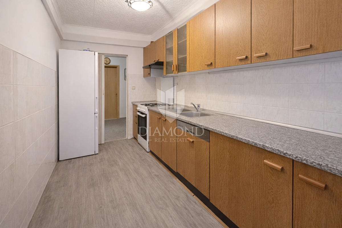 Zagabria, Sesvete! Appartamento con tre camere da letto e ampio giardino!