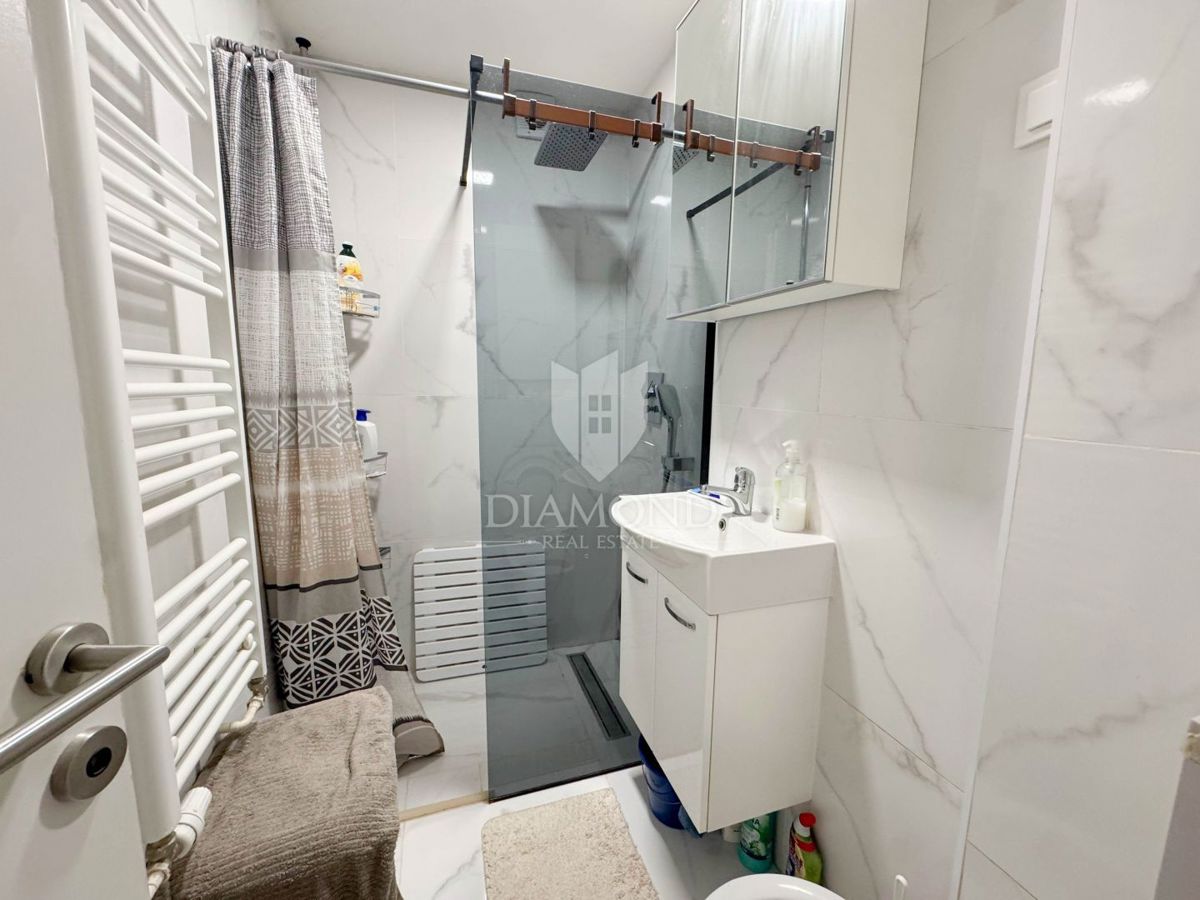 Zagabria, Sesvete! Appartamento con tre camere da letto e ampio giardino!