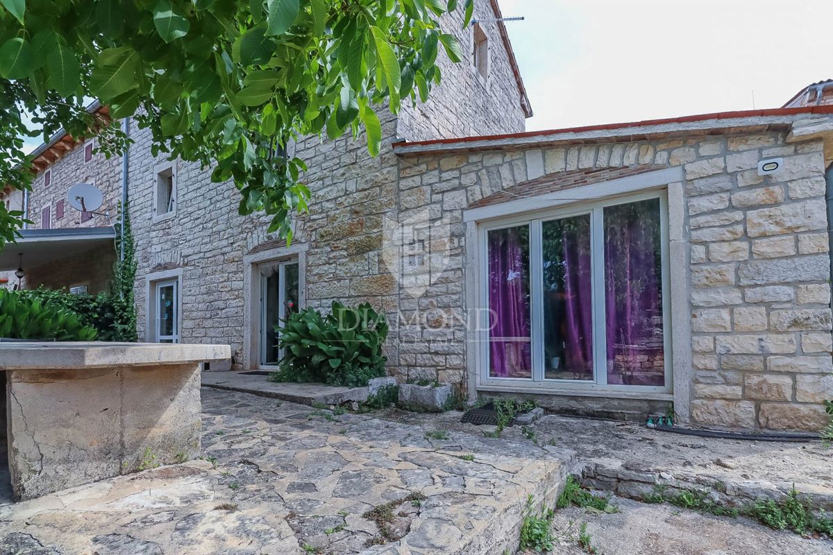 Una meravigliosa casa in pietra in una piccola cittadina vicino a Rovigno