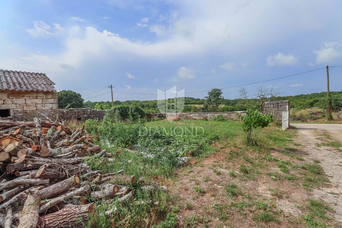 Una meravigliosa casa in pietra in una piccola cittadina vicino a Rovigno
