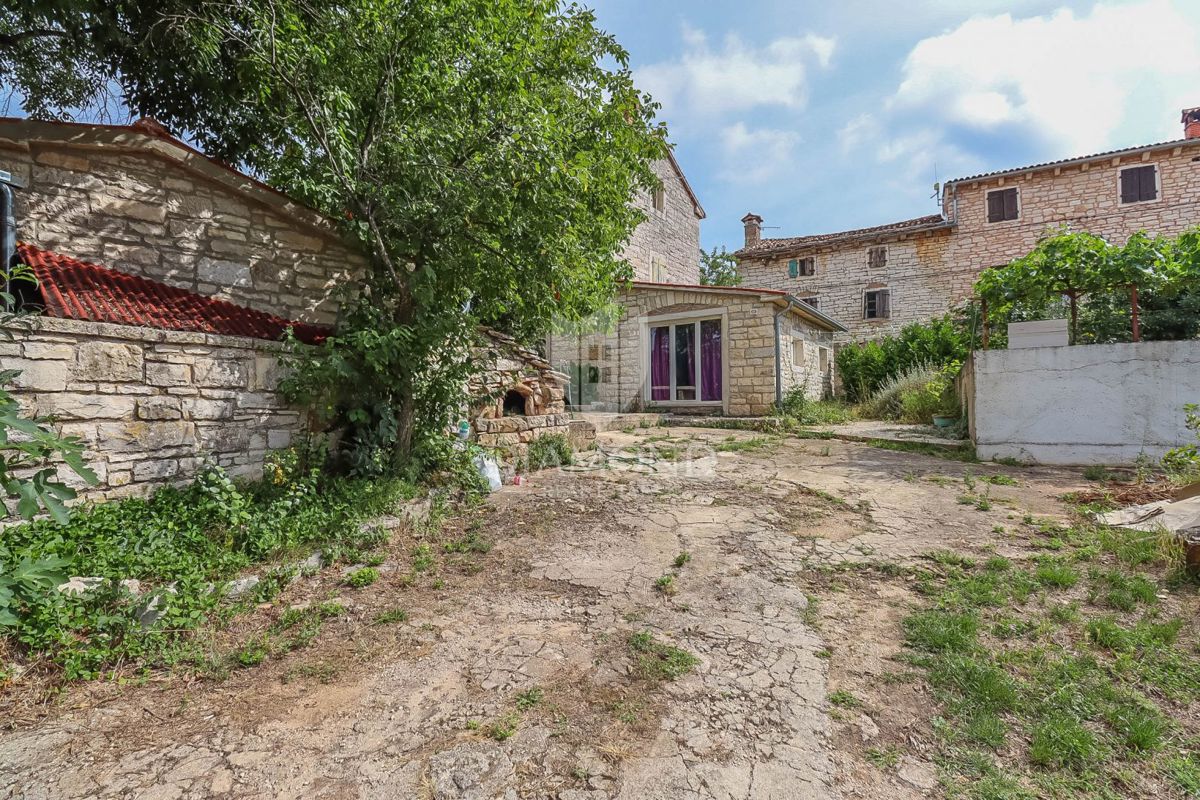 Una meravigliosa casa in pietra in una piccola cittadina vicino a Rovigno