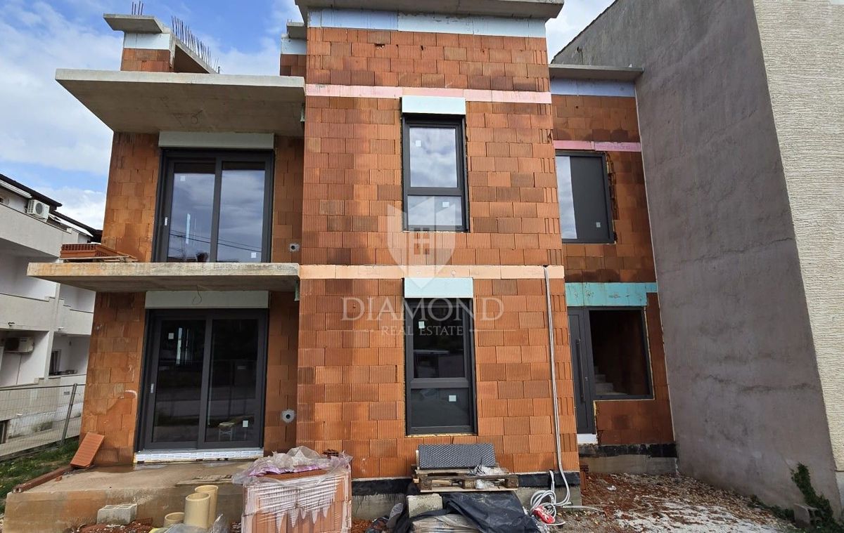 Parenzo, dintorni, appartamento ideale al primo piano!