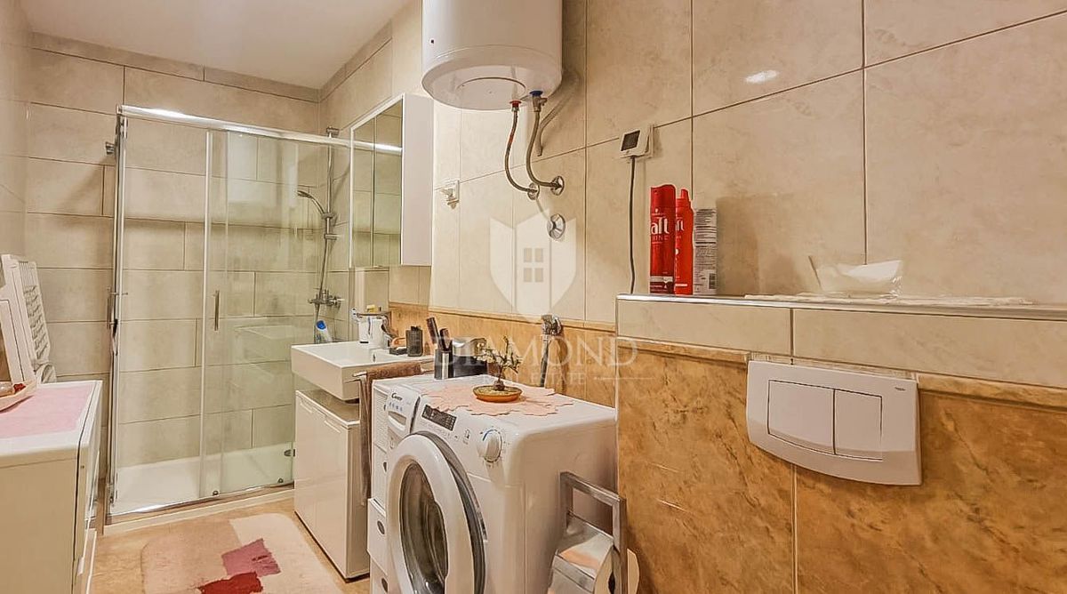 Novigrad, appartamento di 90 m2, prima fila sul mare!