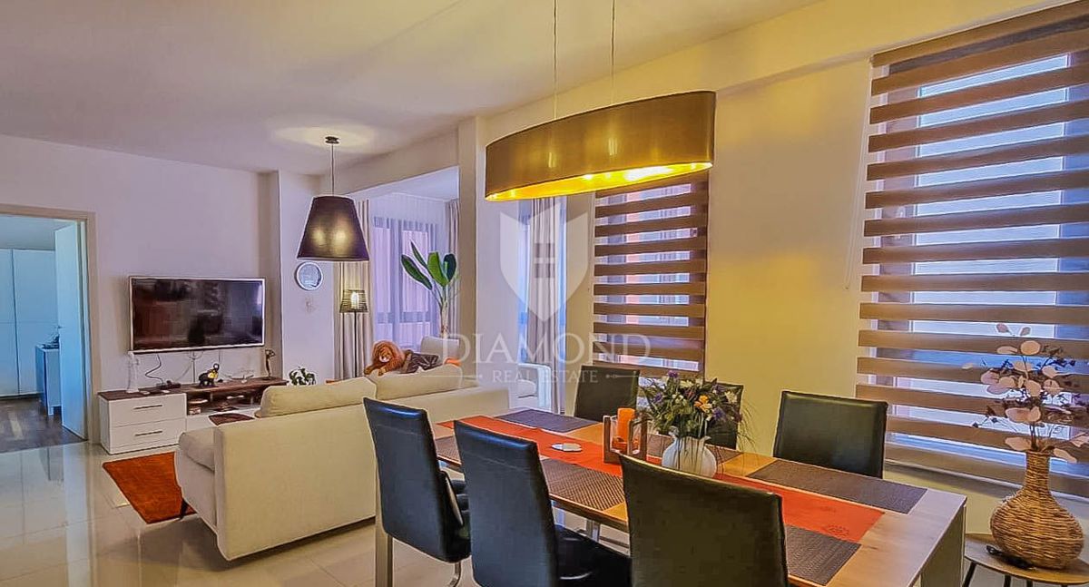 Novigrad, appartamento di 90 m2, prima fila sul mare!