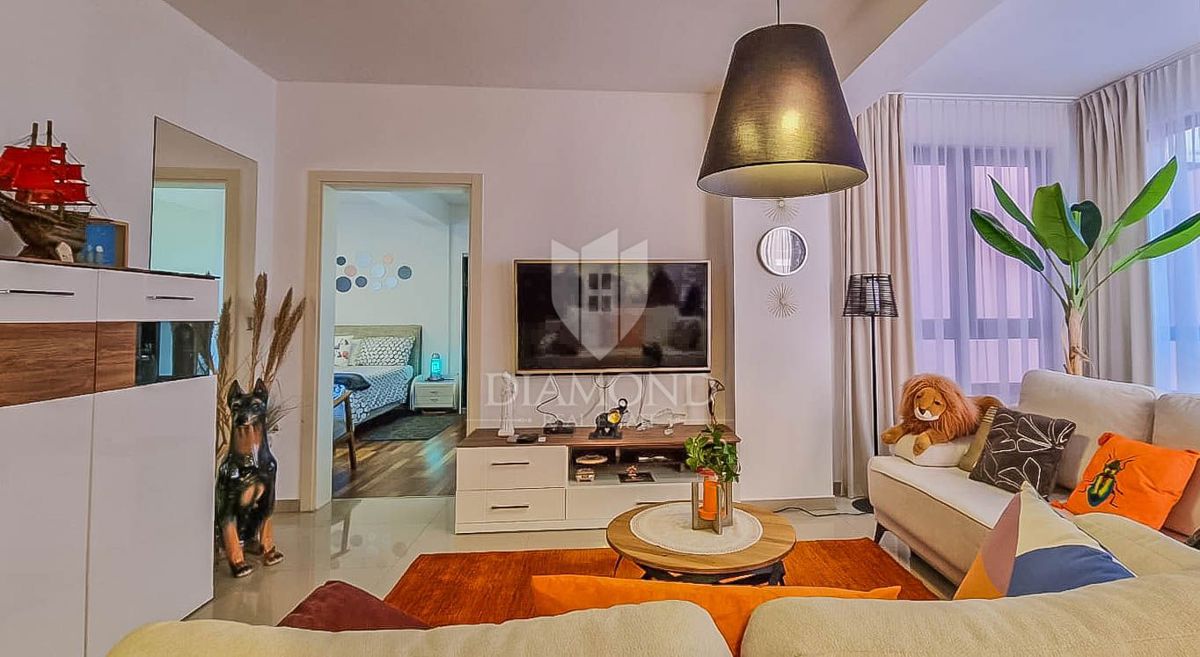 Novigrad, appartamento di 90 m2, prima fila sul mare!