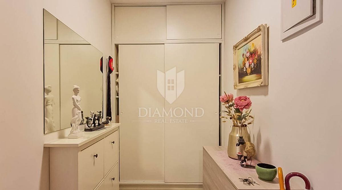 Novigrad, appartamento di 90 m2, prima fila sul mare!