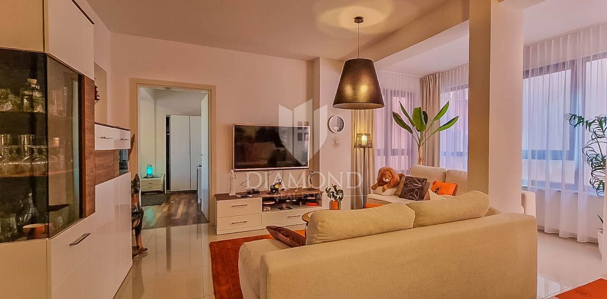 Novigrad, appartamento di 90 m2, prima fila sul mare!