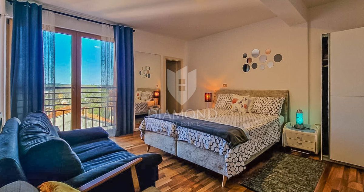 Novigrad, appartamento di 90 m2, prima fila sul mare!