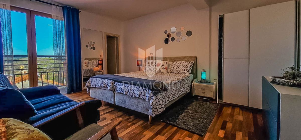 Novigrad, appartamento di 90 m2, prima fila sul mare!