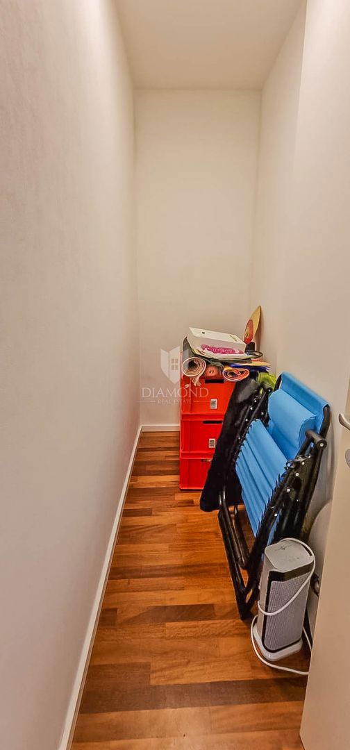 Novigrad, appartamento di 90 m2, prima fila sul mare!