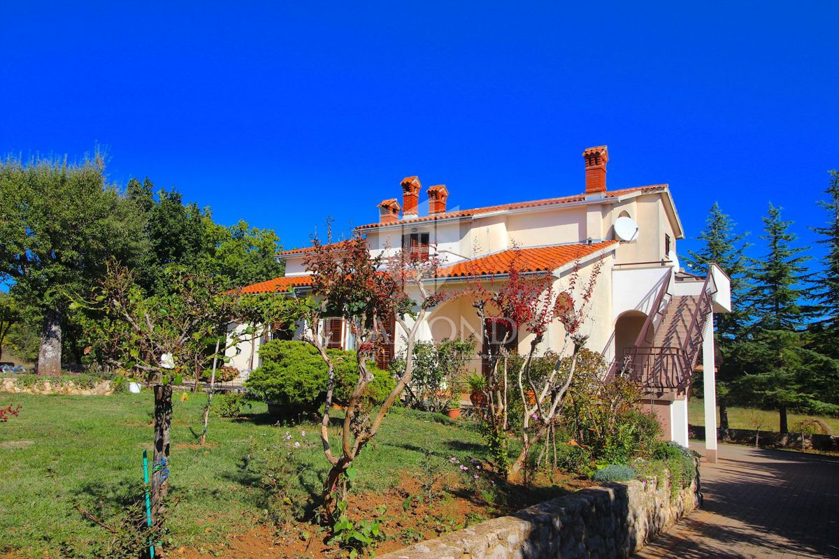 Labin, casa familiare vicino al centro città, con due appartamenti