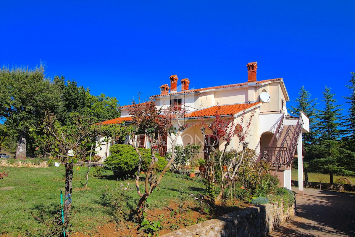 Labin, casa familiare vicino al centro città, con due appartamenti