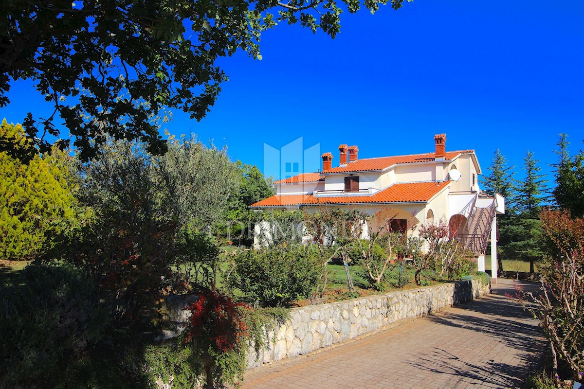 Labin, casa familiare vicino al centro città, con due appartamenti