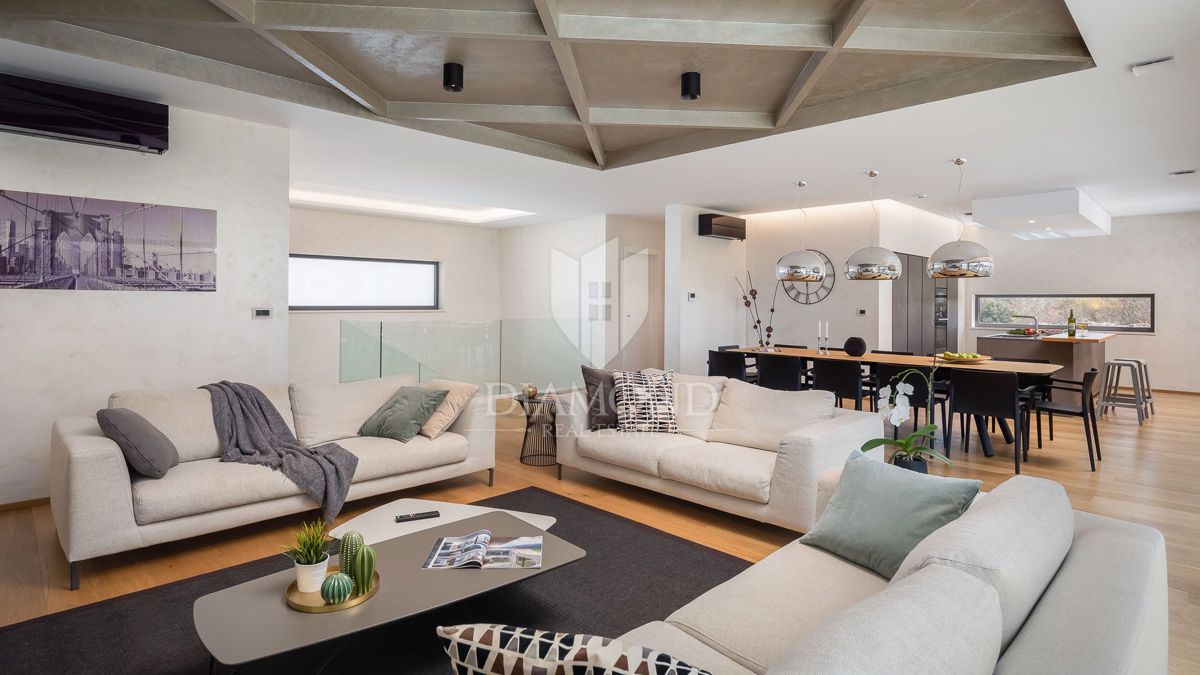 FASANA - CASA CON 6 CAMERE DA LETTO, LUSSO