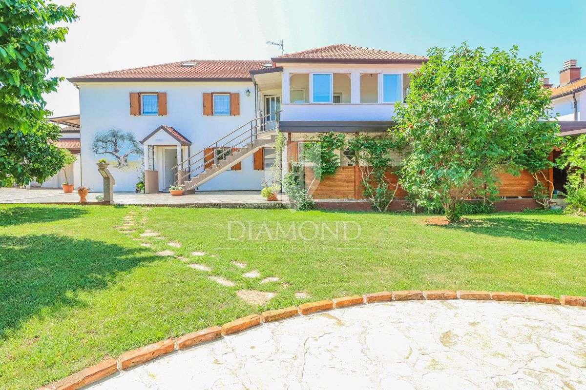 Umago, casa con un bellissimo giardino e piscina!