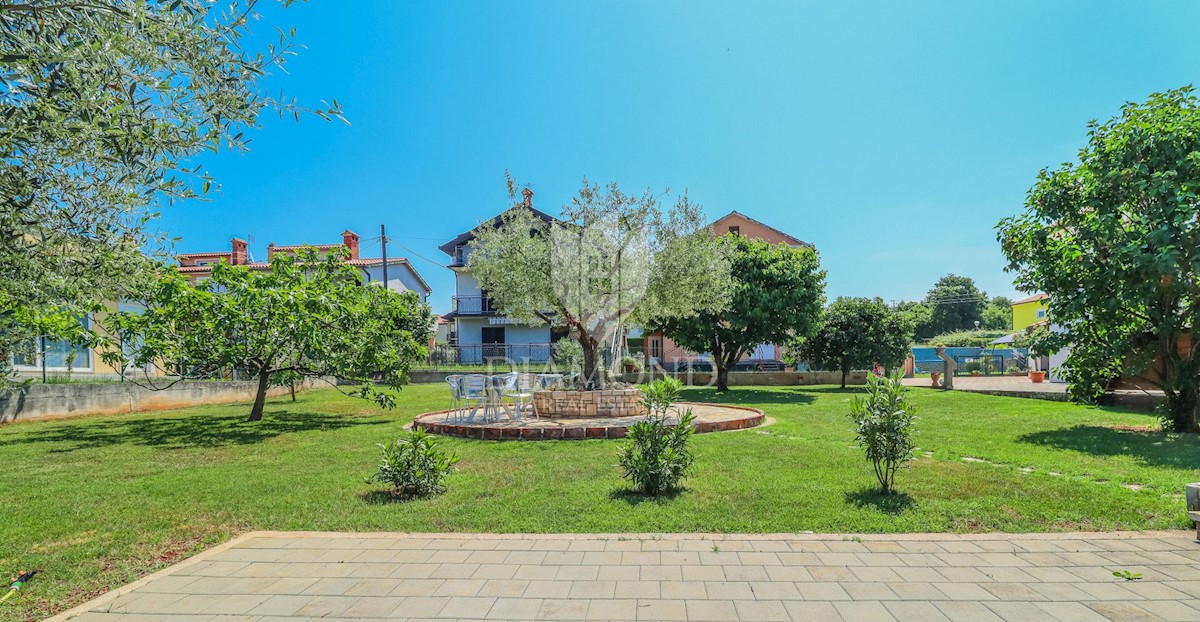 Umago, casa con un bellissimo giardino e piscina!