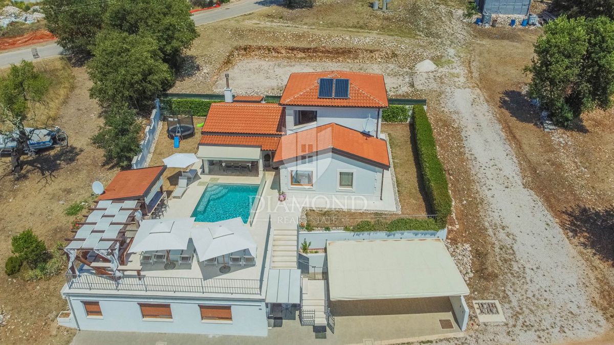 Cittanova, dintorni! Bella casa con piscina!
