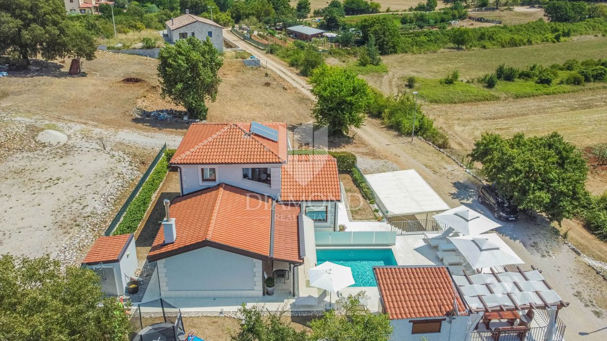 Cittanova, dintorni! Bella casa con piscina!