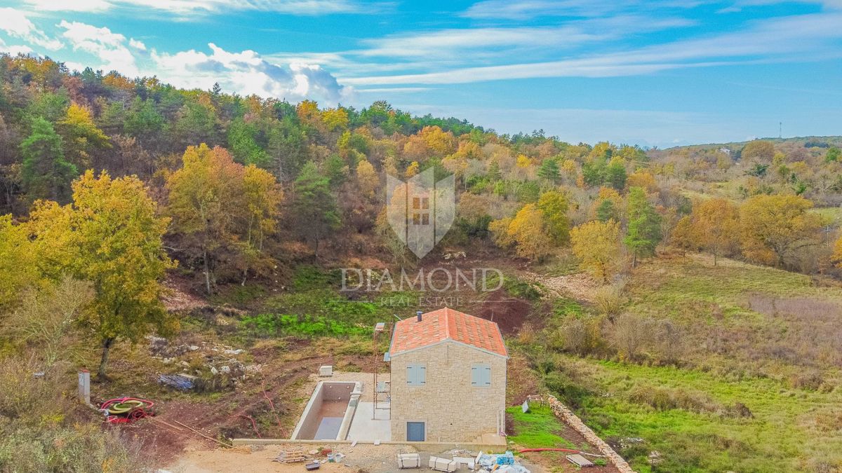Momiano, dintorni! Bella casa in pietra immersa nella natura!